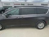 Used 2022 Chrysler Pacifica Touring-L image 5