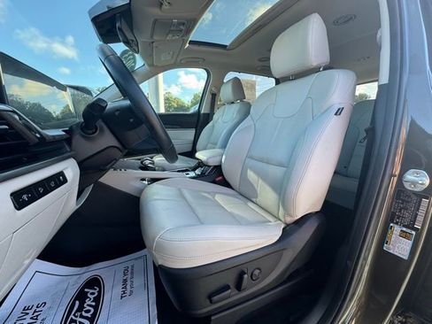 Used 2023 Kia Telluride EX w/ EX Captain's Chair Package image 16