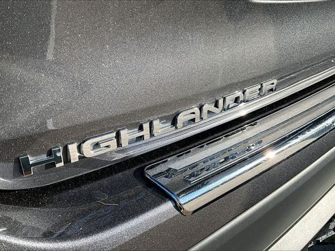 Used 2021 Toyota Highlander XLE AWD/4WD image 31