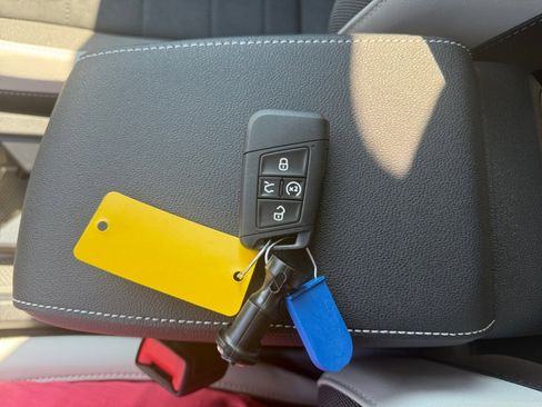 Used 2025 Volkswagen Taos SE w/ Panoramic Sunroof Package image 33