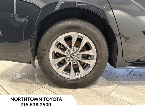 Used 2025 Toyota Sienna LE w/ LE Plus Package image 9