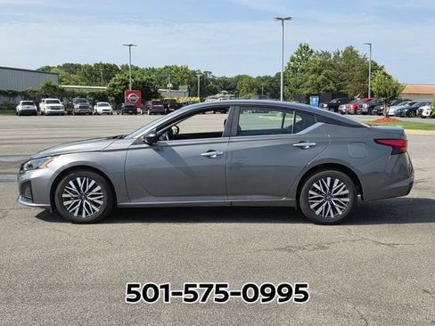 Used 2025 Nissan Altima 2.5 SV FWD image 2