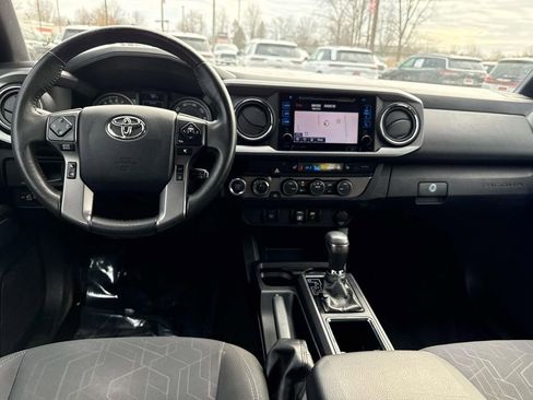 Used 2019 Toyota Tacoma TRD Sport image 3