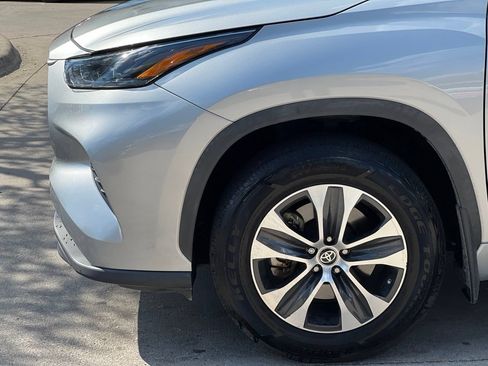 Used 2022 Toyota Highlander XLE AWD/4WD image 27