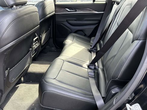 Used 2023 Jeep Grand Cherokee Limited w/ Black Appearance Package image 11