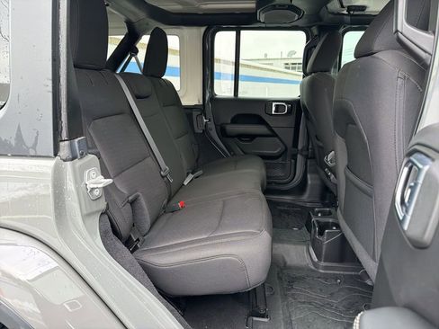 Used 2020 Jeep Wrangler Unlimited Sahara image 23