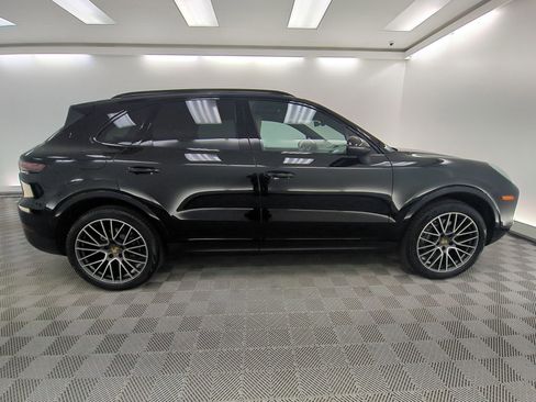 Certified 2023 Porsche Cayenne Platinum Edition image 8