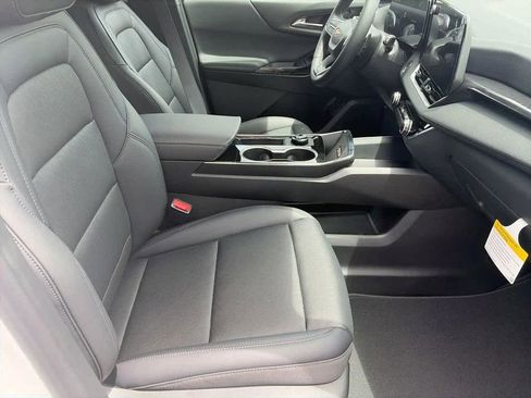 New 2026 Chevrolet Equinox LT w/ Convenience Package II FWD image 9