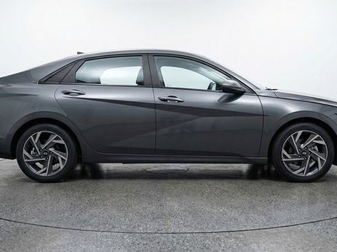 Used 2025 Hyundai Elantra SEL FWD image 11