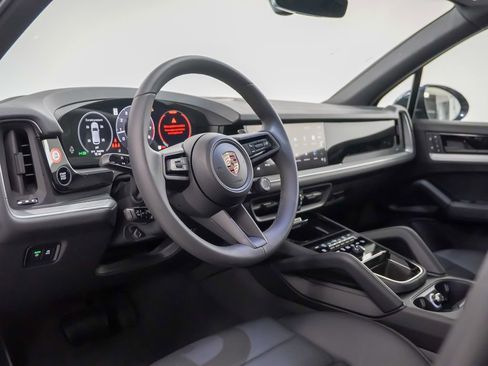 Certified 2025 Porsche Cayenne image 4