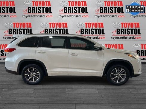 Used 2017 Toyota Highlander XLE image 2