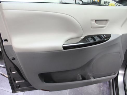 Used 2014 Toyota Sienna LE image 17