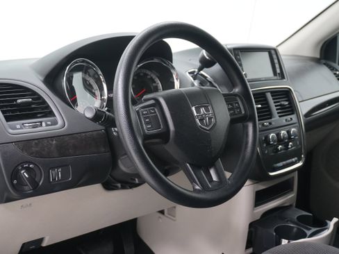 Used 2018 Dodge Grand Caravan SE w/ UConnect Hands-Free Group image 9