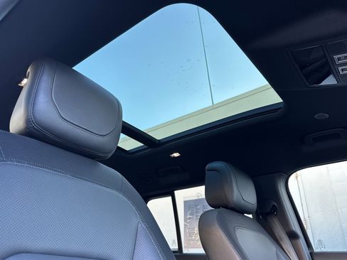 Used 2023 Land Rover Defender 130 X-Dynamic SE image 15