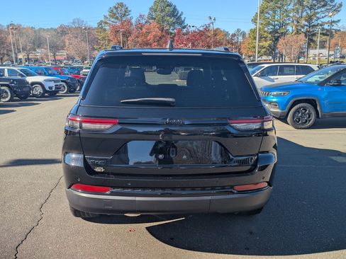 Used 2023 Jeep Grand Cherokee Altitude image 6