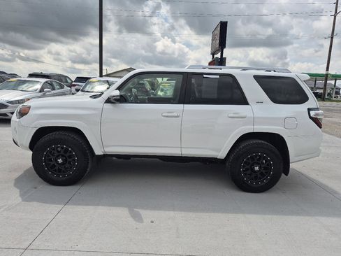 Used 2017 Toyota 4Runner SR5 Premium AWD/4WD image 9