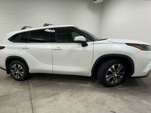 Used 2022 Toyota Highlander XLE FWD image 4