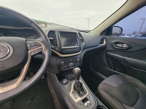 Used 2015 Jeep Cherokee Latitude w/ Comfort/Convenience Group image 17