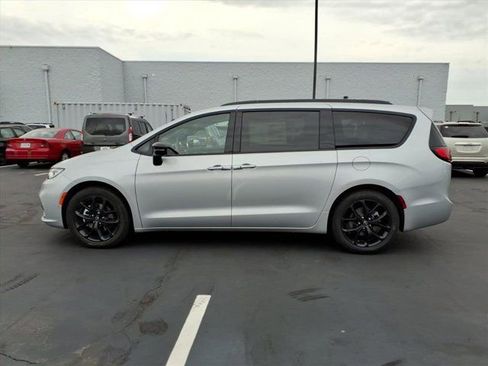 New 2026 Chrysler Pacifica Limited w/ S Appearance Package image 3
