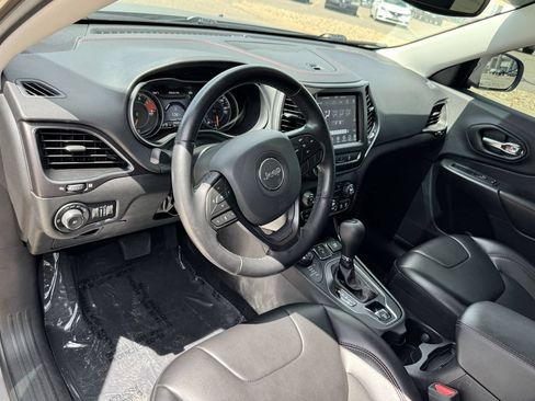 Used 2021 Jeep Cherokee Trailhawk AWD/4WD image 15