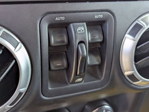 Used 2015 Jeep Wrangler Unlimited Rubicon w/ Connectivity Group AWD/4WD image 14
