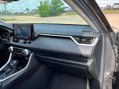 Used 2022 Toyota RAV4 XLE Premium image 18