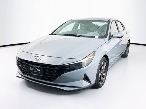 Used 2023 Hyundai Elantra SEL w/ Convenience Package image 3