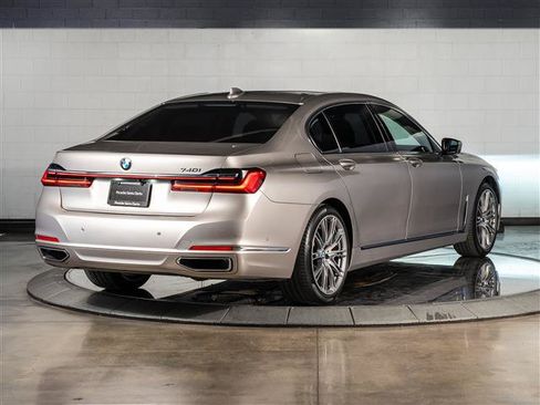 Used 2021 BMW 740i w/ Premium Package RWD image 9
