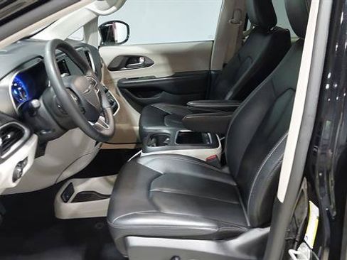 Used 2024 Chrysler Pacifica Touring-L FWD image 20