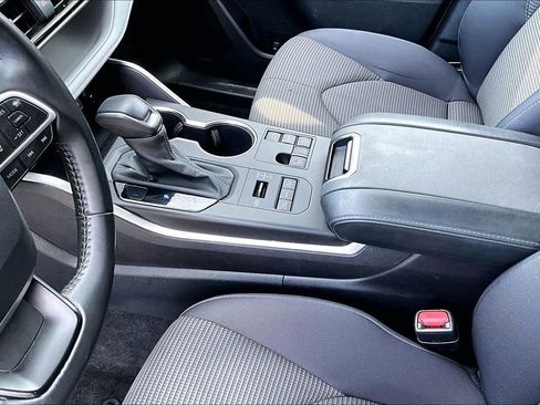 Used 2024 Toyota Highlander LE image 18