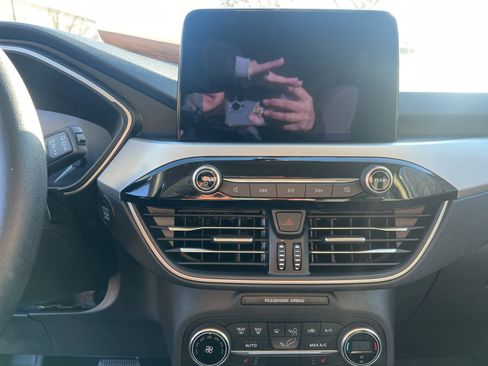 Used 2020 Ford Escape SE image 18