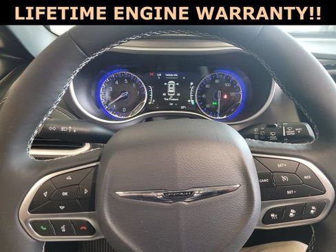 Used 2025 Chrysler Pacifica Select w/ Fav Edition Package FWD image 24