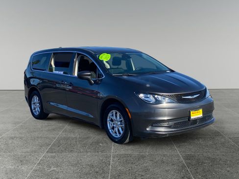 Used 2023 Chrysler Voyager LX image 7