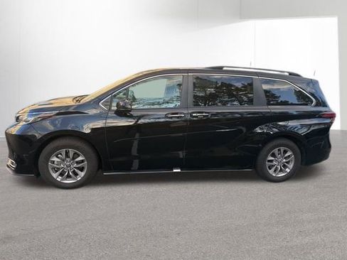 Certified 2022 Toyota Sienna XLE w/ XLE Plus Package image 5