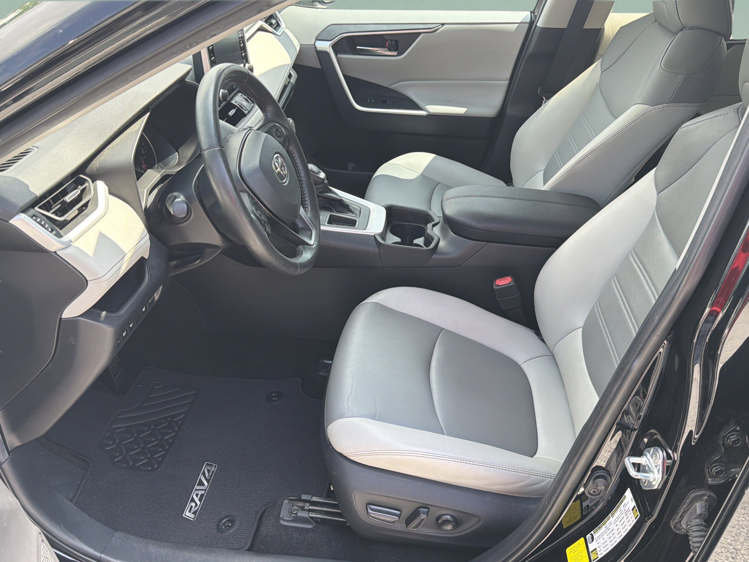 Used 2019 Toyota RAV4 XLE Premium w/ Cold Weather Package FWD image 22