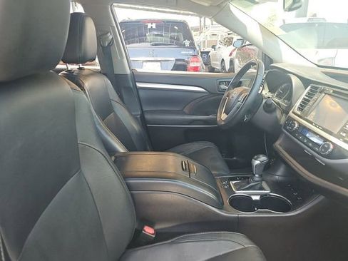 Used 2016 Toyota Highlander XLE AWD/4WD image 10