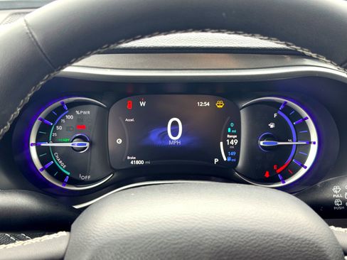 Used 2024 Chrysler Pacifica Select image 25