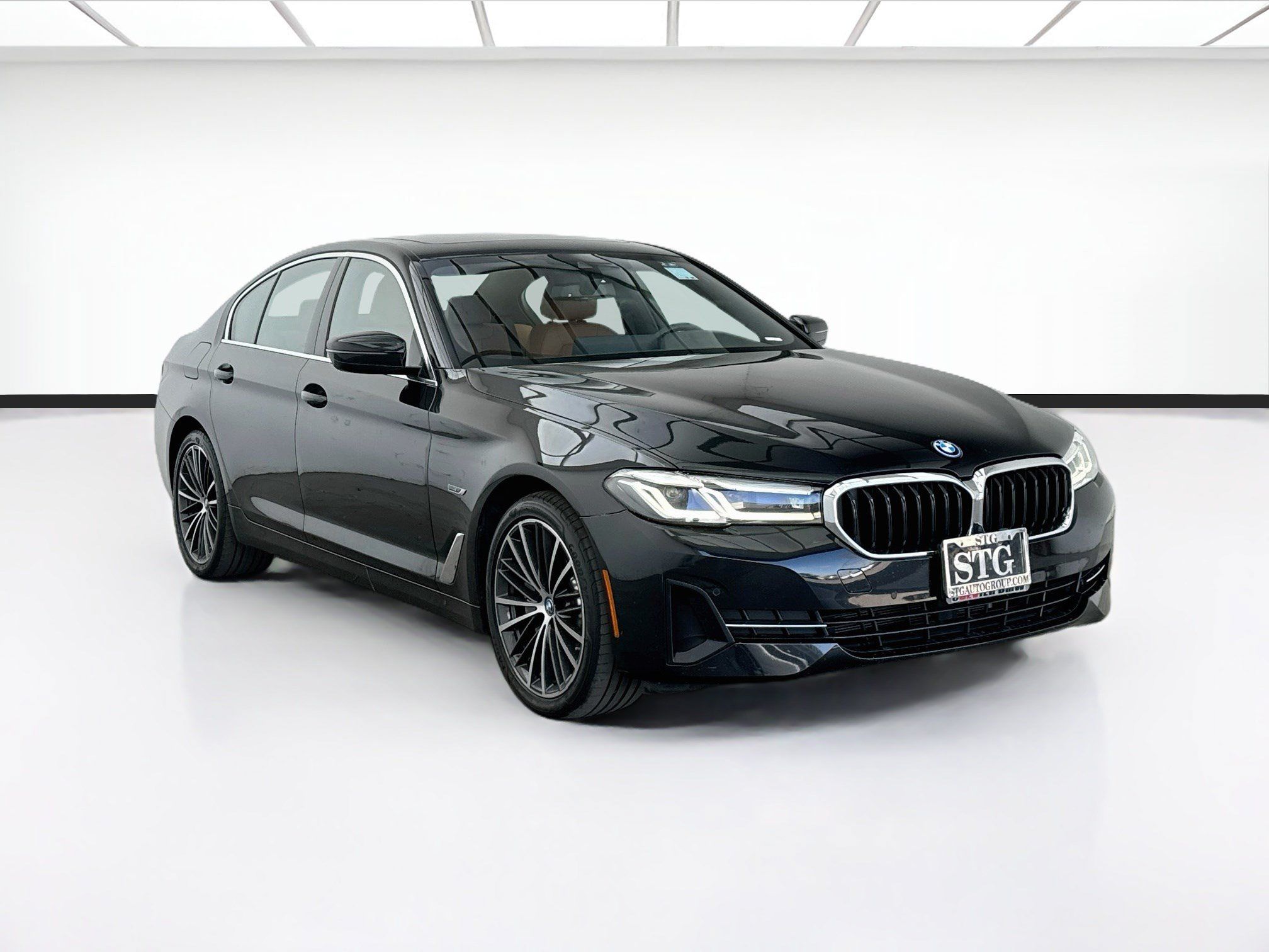 Used 2023 BMW 530e w/ Convenience Package RWD image 3