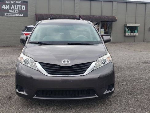 Used 2013 Toyota Sienna LE image 3