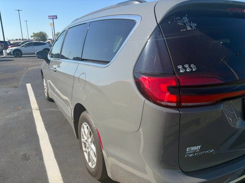Used 2022 Chrysler Pacifica Touring-L FWD image 6