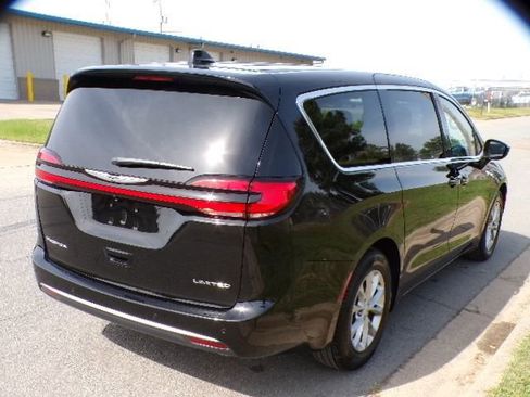 Used 2026 Chrysler Pacifica Limited FWD image 10