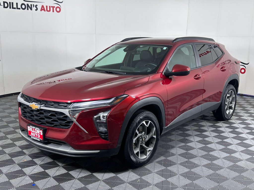 Used 2025 Chevrolet Trax LT w/ LT Convenience Package FWD image 2