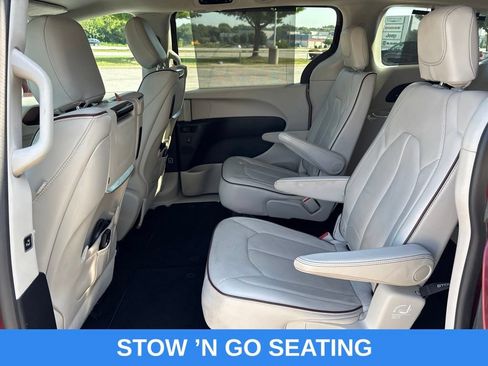 Used 2017 Chrysler Pacifica Limited w/ UConnect Theater Package FWD image 4