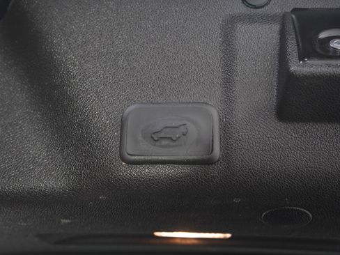 Used 2016 GMC Acadia SLE image 12