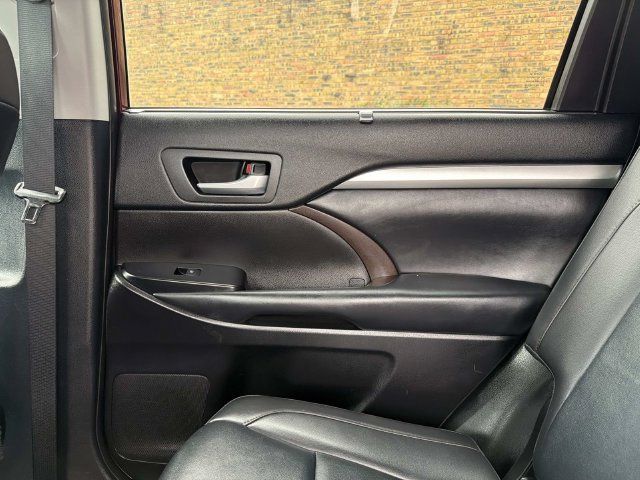 Used 2019 Toyota Highlander XLE AWD/4WD image 14