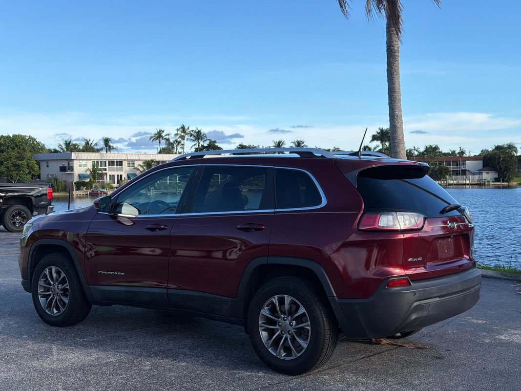 Used 2019 Jeep Cherokee Latitude Plus w/ Cold Weather Group AWD/4WD image 3