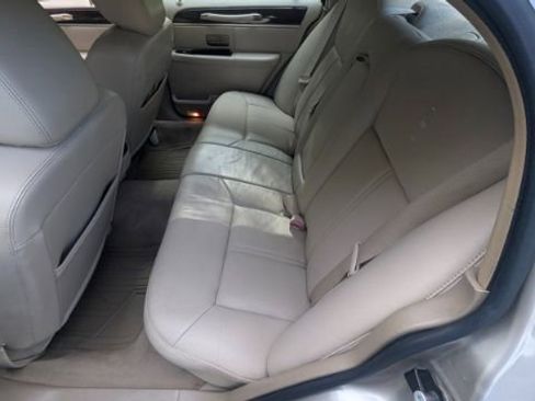 Used 2011 Lincoln Town Car Signature Limited image 18