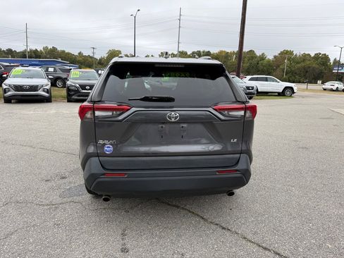 Used 2021 Toyota RAV4 LE image 4