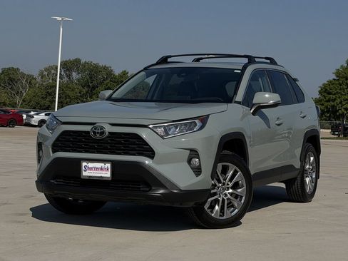 Used 2019 Toyota RAV4 XLE Premium FWD image 2