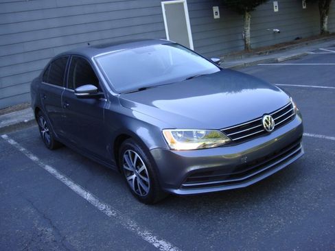 Used 2017 Volkswagen Jetta SE FWD image 4